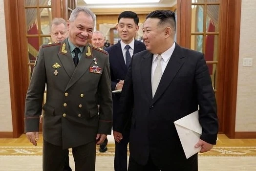 Ким Чен Ун прие руския министър на отбраната Сергей Шойгу в Пхенян