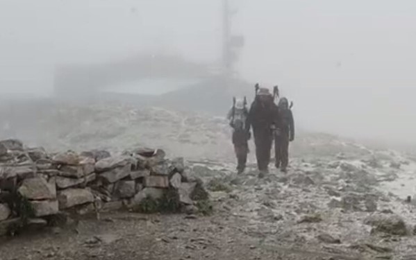 След жегите: Сняг заваля на Мусала (ВИДЕО)