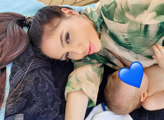 Чалга певица се снима как кърми сина си на плажа