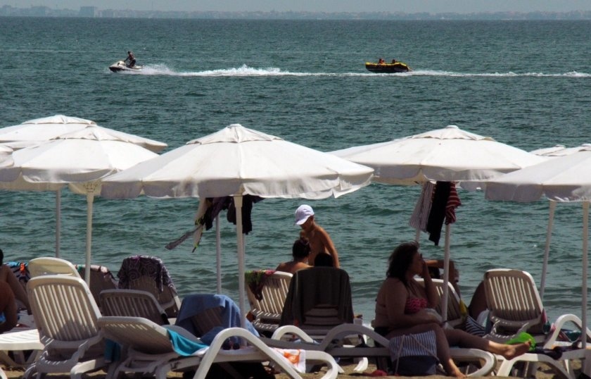 Бой в Поморие заради чадър на плажа