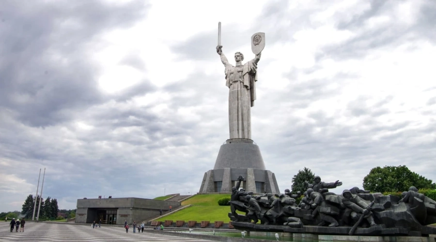Премахват съветския герб от емблематичен паметник в Киев