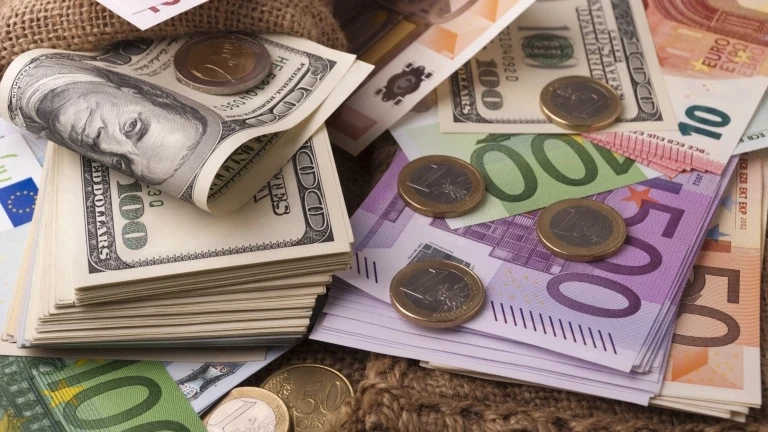 Еврото се държи над 1,10 долара