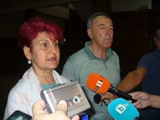 Вместо да се извини на момичето с 400 шева, скандалната съдийка скочи срещу репортери и влезе в абсурден обяснителен режим