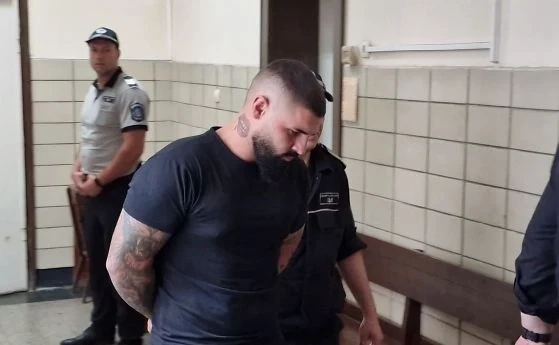 Нападателят, който обезобрази 18-годишното момиче, остава в ареста