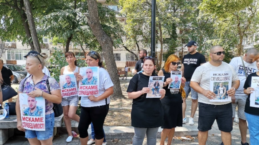 Съдът гледа постоянен арест за близнаците от Цалапица, протестите продължават