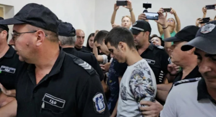 С ‘Убийци’ посрещнаха близнаците в пловдивския съд