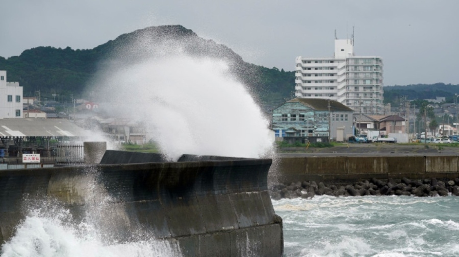 Тайфунът Канун взе жертви в Япония