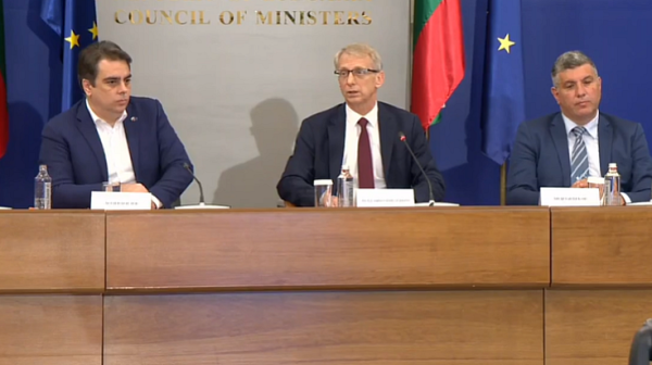 Премиерът Денков: Служебното правителство е сбъркало, хеликоптерните бази не могат да бъдат в болници