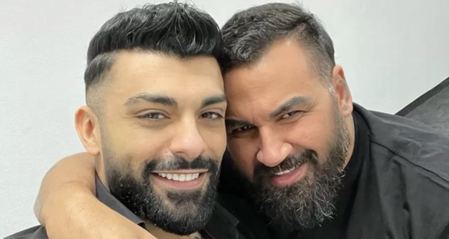 Меди се настани при Азис, той го засмука, но май не му хареса!