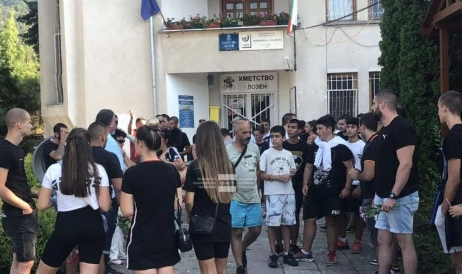 Протест пред кметството на Лозен след двойното убийство (СНИМКИ)