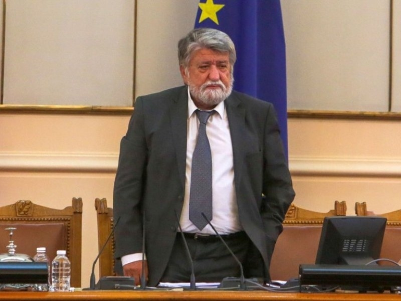 Вежди Рашидов втрещи с изказване в НС: Всички ку*ви се събудиха да се сетят, че са изнасилени