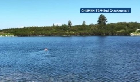 Турист се изкъпа в езерото Безбог, а след забележка си свали боксерките пред деца