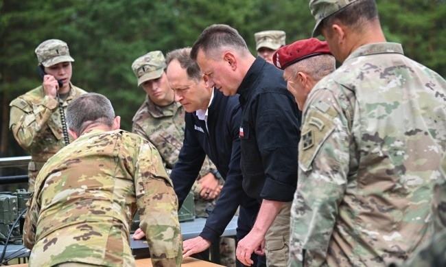 Полша ще изпрати до 10 000 войници на границата си с Беларус  