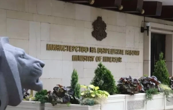 2 месеца вътрешният министър е наблюдавал директорите, преди да бъдат помолени да напуснат постовете си