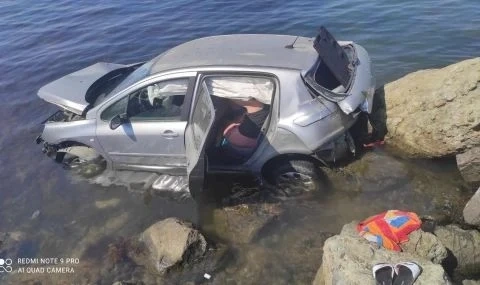 Кола падна в морето край Лозенец