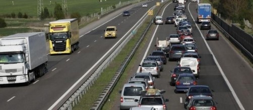 Магистрала Тракия е блокирана и в двете посоки: Тир се обърна в разделителната ивица (СНИМКА)