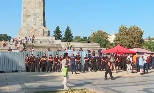 Засилено полицейско присъствие край Паметника на Съветската армия в София (СНИМКИ)