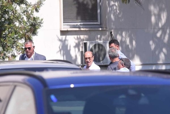 Адвокатът на Васил Божков - Георги Гатев, дойде на летище София 