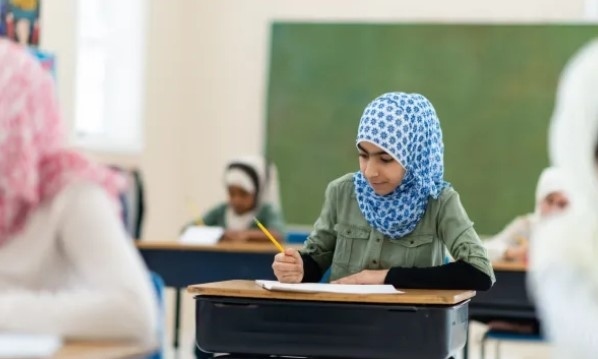 Франция забранява носенето на мюсюлманската дреха абая в училищата