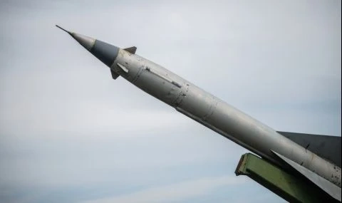 Северна Корея изстреля две балистични ракети