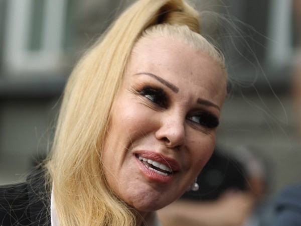 Луна се похвали с нова скъпарска кола (СНИМКА)