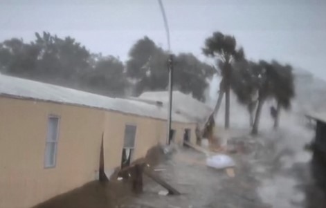 400 000 домакинства и предприятия без ток в САЩ заради Идалия