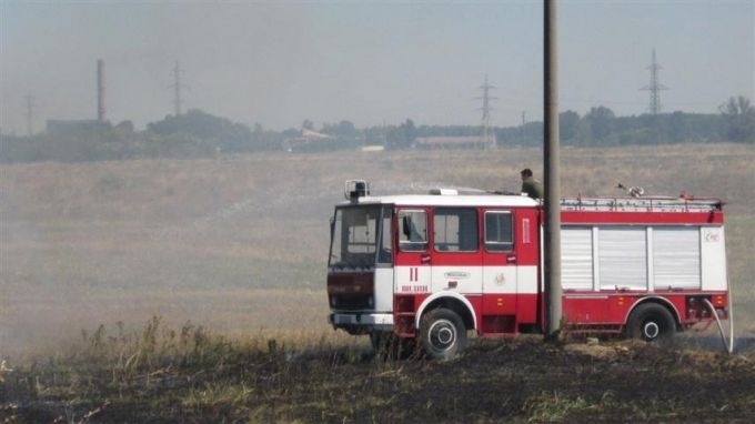 Пожар край Севлиево , движението по пътя Варна-София се пренасочва
