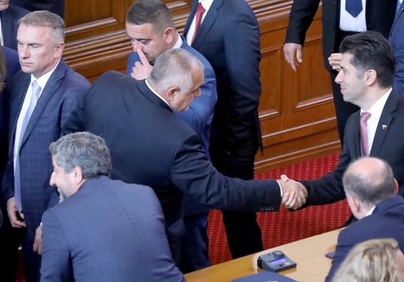 ДПС раздели ГЕРБ и ПП-ДБ в новата пленарна зала
