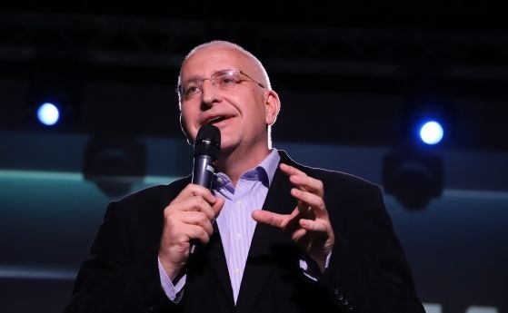 Радев се държи като почетен председател на Възраждане, твърди политолог