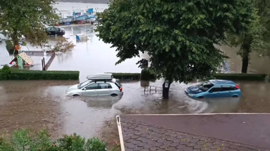 Порой и потоп на морето: Под вода са улици и хотели в Царево