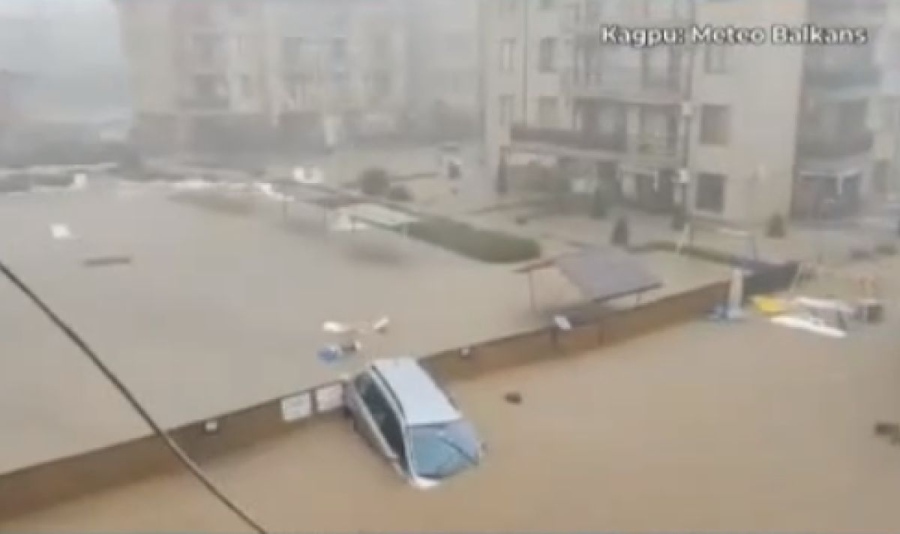 Двама души са загинали при наводненията в Царево, издирват още хора