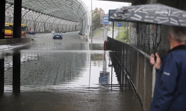 Наводнение в Истанбул, двама души се удавиха  