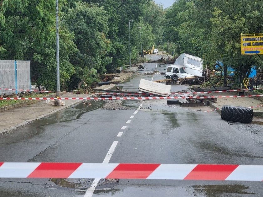 Затвориха единствения обходен път от Царево заради пропаднал мост