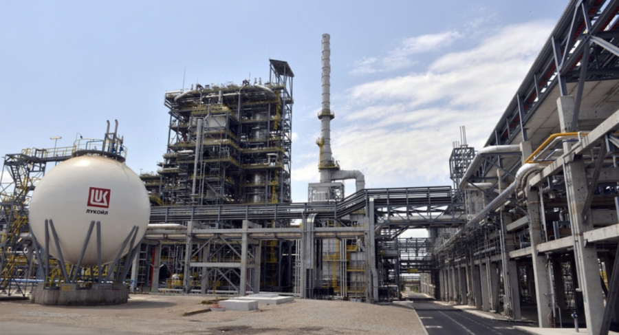 Лукойл не плаща такса за евтиния нефт заради приет, но недействащ закон