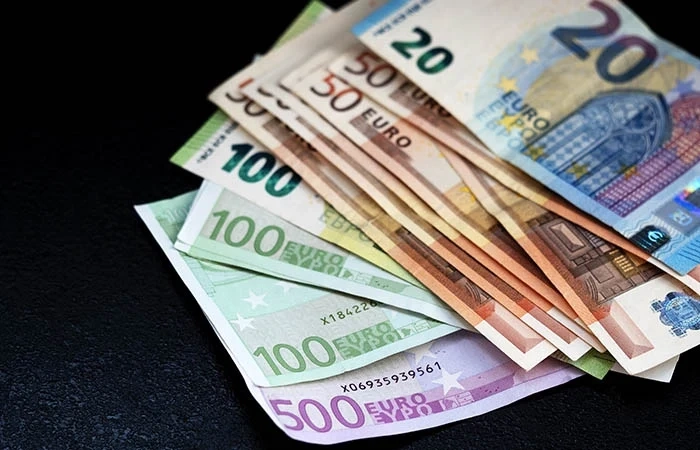 Еврото падна до 1,07 долара в междубанковата търговия