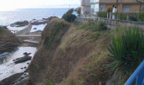 Пропада крайбрежната алея в Ахтопол