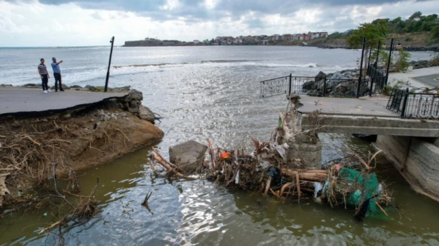 Водата в Царево не е годна за пиене, РЗИ съветва да не се влиза в морето