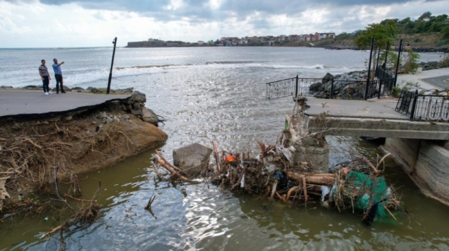 Водата в Царево не е годна за пиене, РЗИ съветва да не се влиза в морето