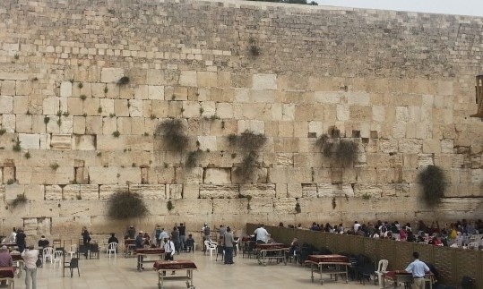 Стената на плача в Йерусалим бе почистена от молитвени бележки