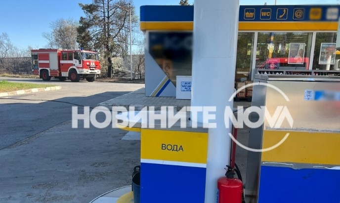 Пожар на метри от бензиностанция в Казанлък, има евакуирани (СНИМКИ)