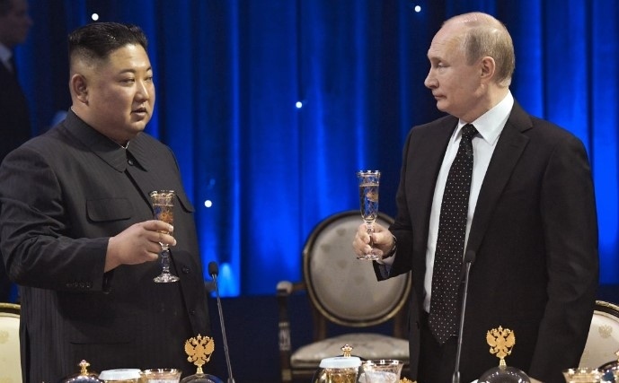 Путин и Ким Чен-ун вдигнаха тостове на официален обяд. След това Ким Чен-ун напусна Русия