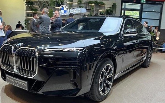 BMW пусна първата в света бронирана електрическа кола