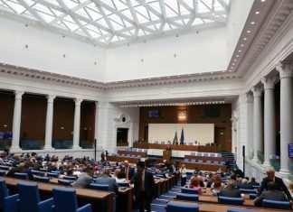 С предупреждения за проблеми в образователната система започна парламентарния ден