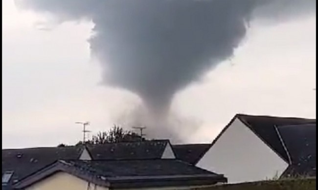 Торнадо нанесе щети във Франция  