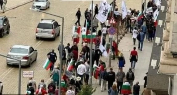 Костадинов събра 50 души на национален протест