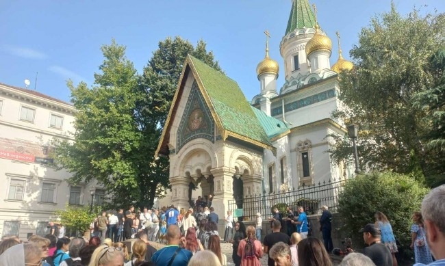 Молебен пред Руската църква блокира централен булевард  