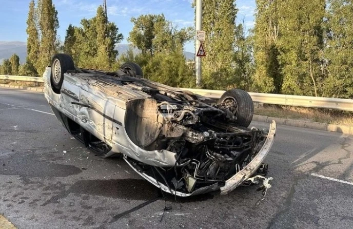 Кола се обърна по таван на столичния булевард Брюксел (СНИМКИ)