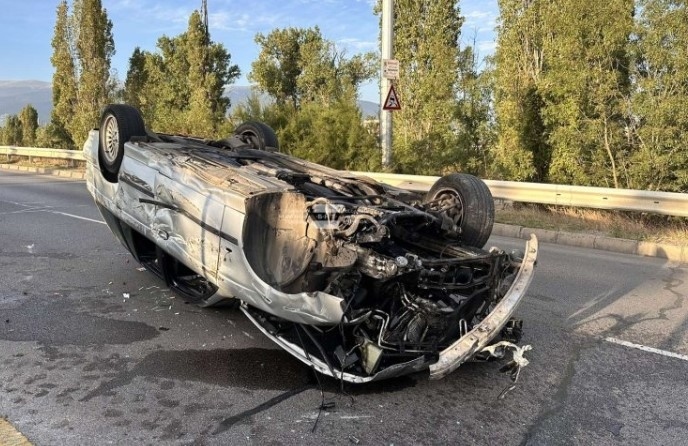 Кола се обърна по таван на столичния булевард Брюксел (СНИМКИ)
