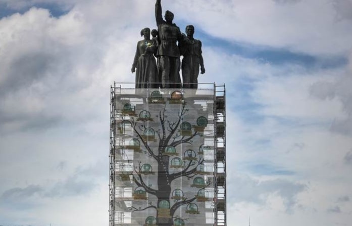 Паметникът на съветската армия беше опакован с лицата на европейския път на България