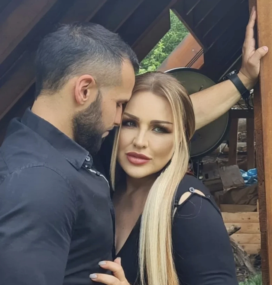 Певицата Рени се сдоби с два нови имота